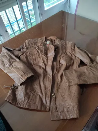 Chaqueta de piel Stradivarius marrón