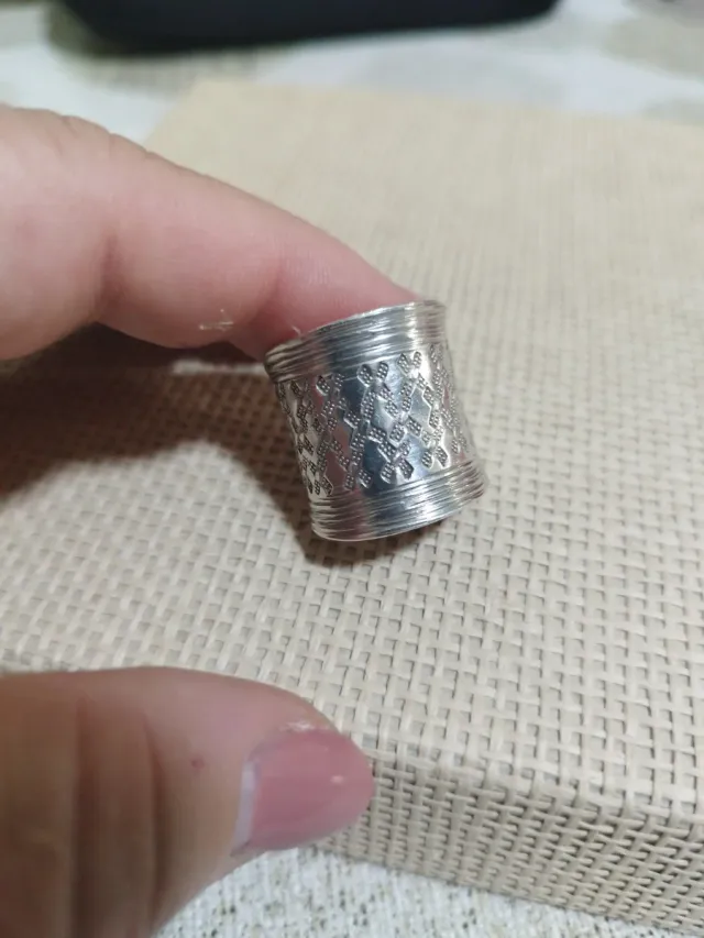 Anello in argento con decorazioni