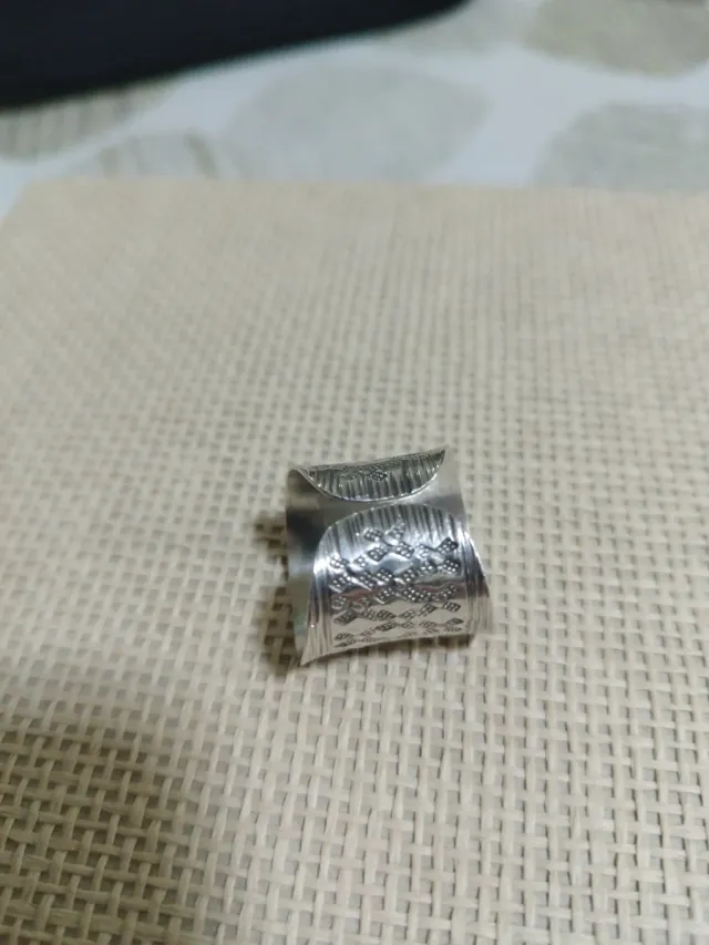 Anello in argento con decorazioni