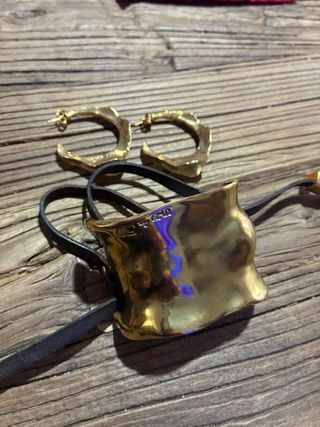 Conjunto Uno de 50: Pendientes y Brazalete