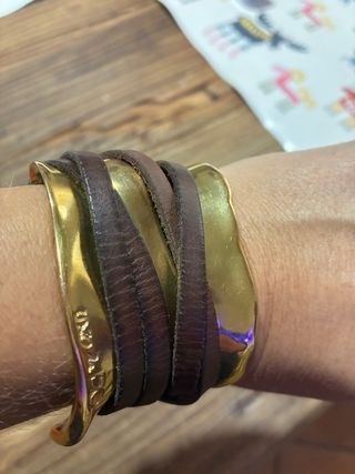 Conjunto Uno de 50: Pendientes y Brazalete