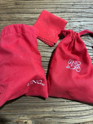 Conjunto Uno de 50: Pendientes y Brazalete