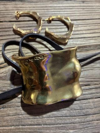 Conjunto Uno de 50: Pendientes y Brazalete