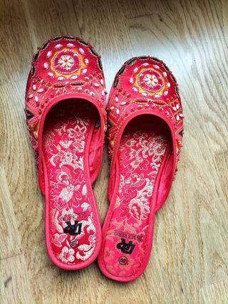 Sandalias Dulce Rubio bordadas rojas y doradas tal