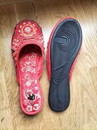 Sandalias Dulce Rubio bordadas rojas y doradas tal