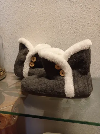 Botines grises con forro blanco y botones