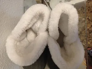 Botines grises con forro blanco y botones