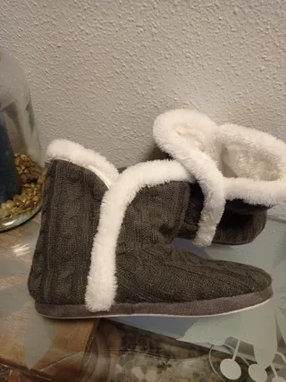 Botines grises con forro blanco y botones