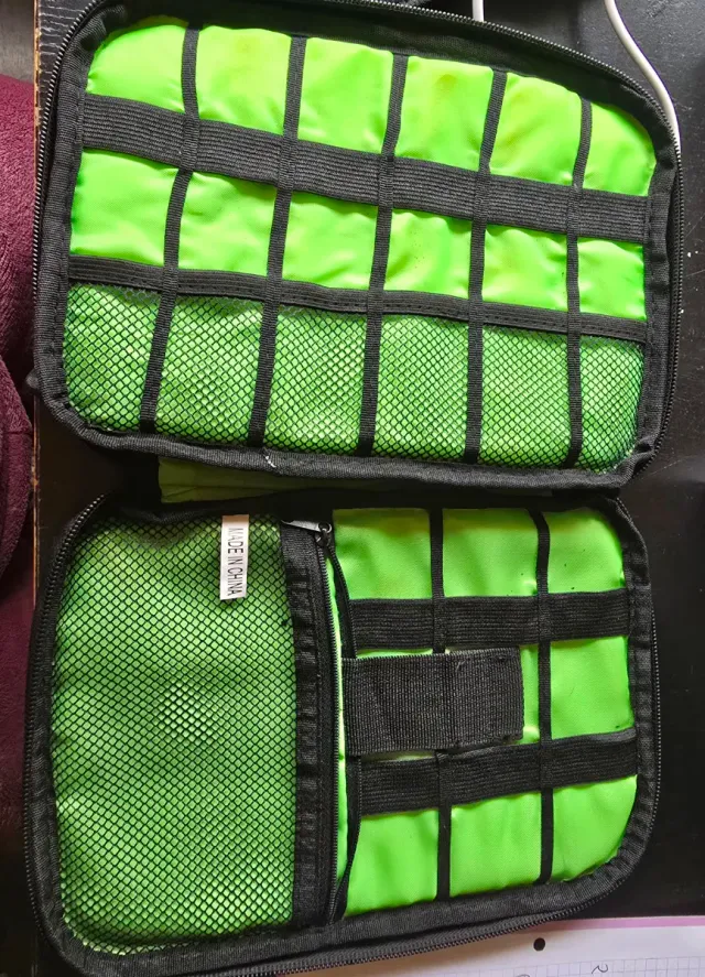 Organizador de cables negro