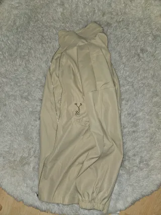 Chaqueta impermeable beige con cordón