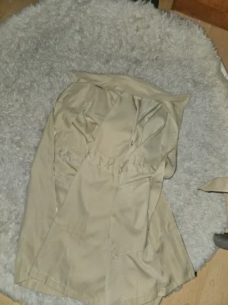 Chaqueta impermeable beige con cordón