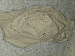 Chaqueta impermeable beige con cordón