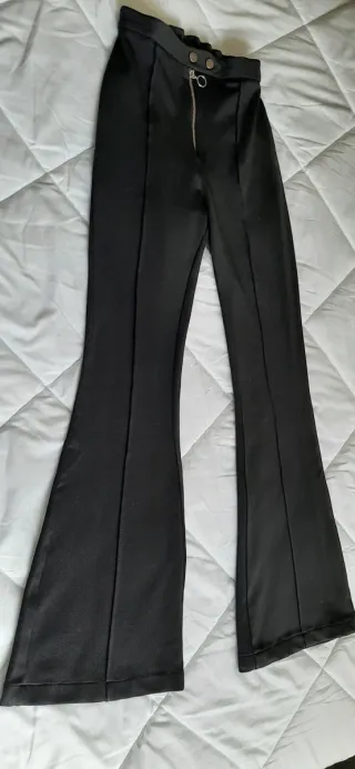Pantalón negro acampanado