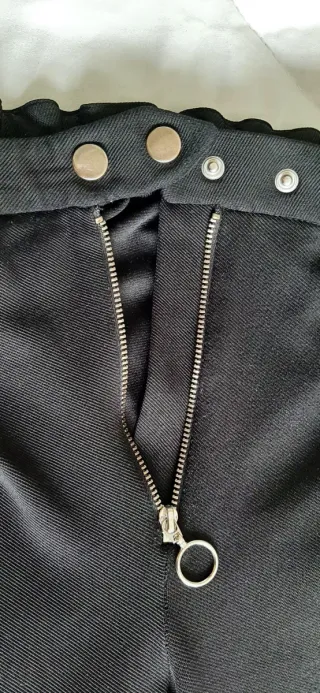 Pantalón negro acampanado