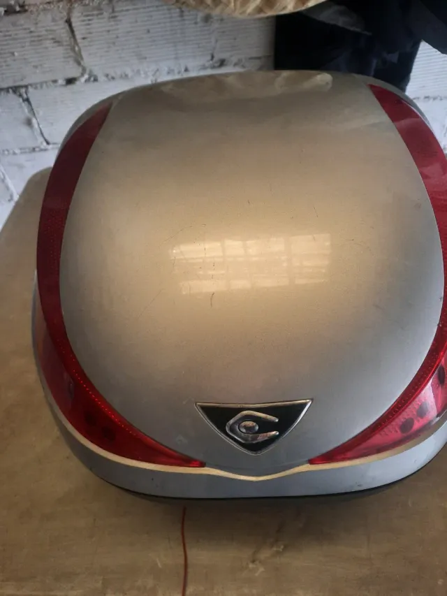 Cofre de moto sin llave