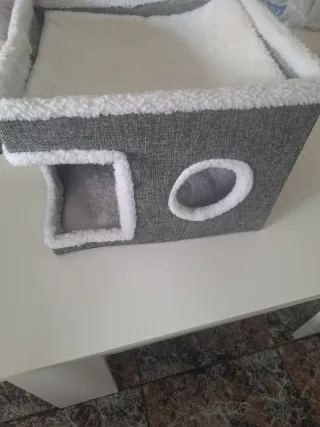 Casetta per gatti con tiragraffi