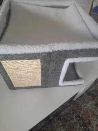 Casetta per gatti con tiragraffi