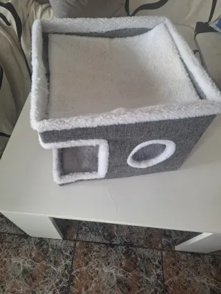 Casetta per gatti con tiragraffi