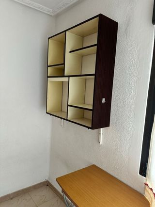 Gratis! Estantería decorativa y mesa con sillas
