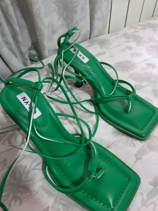 Sandalias tacón NA-KD verdes