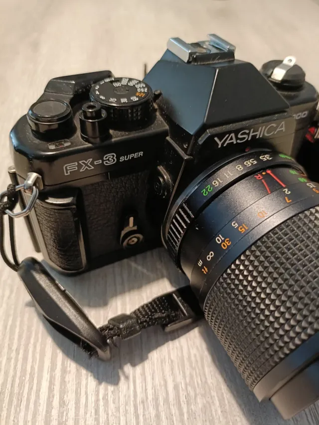 Cámara Yashica FX-3 Super 2000 y objetivos