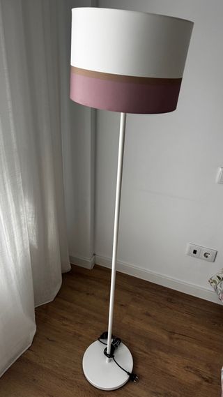 Lámpara de pie tela morada y blanca