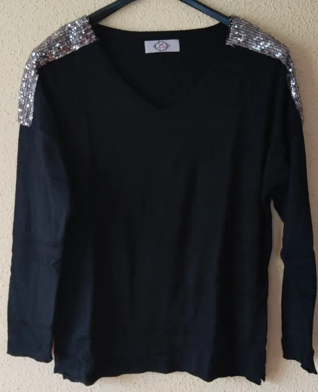 Jersey negro con hombros de lentejuelas