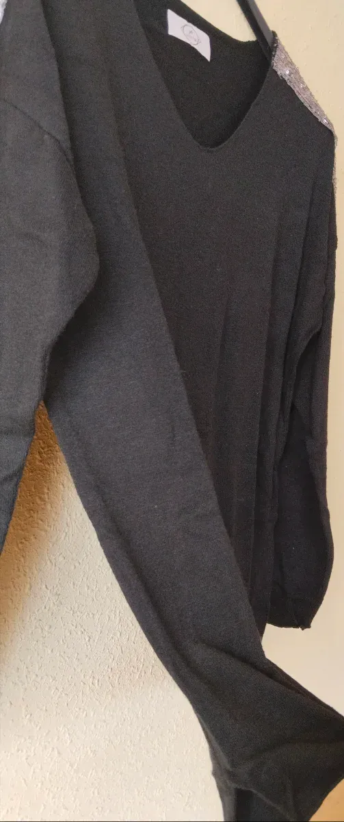 Jersey negro con hombros de lentejuelas