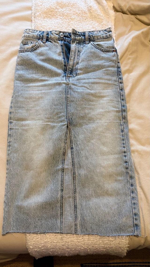 Falda vaquera midi con abertura