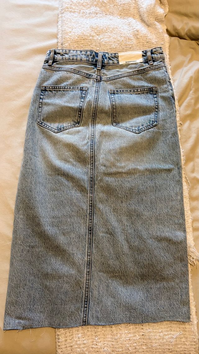 Falda vaquera midi con abertura