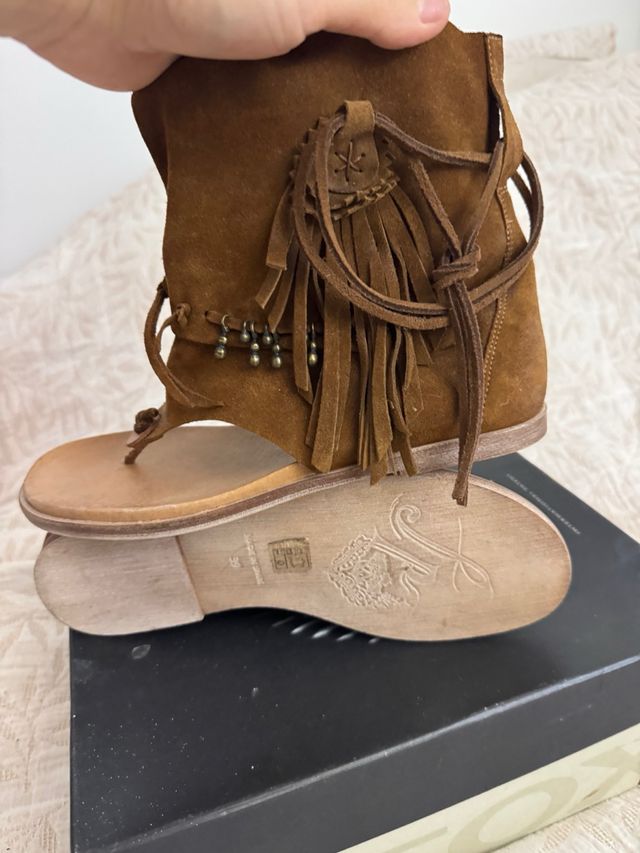 Botines de cuero con flecos