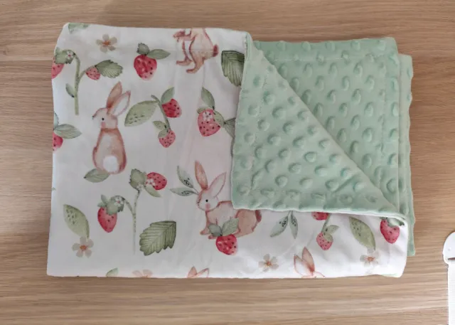Manta bebé conejos y fresas