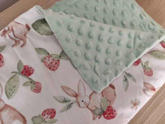 Manta bebé conejos y fresas