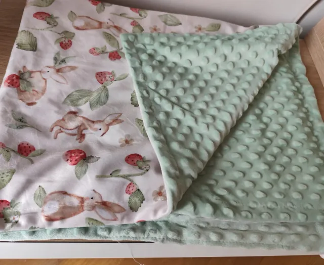 Manta bebé conejos y fresas