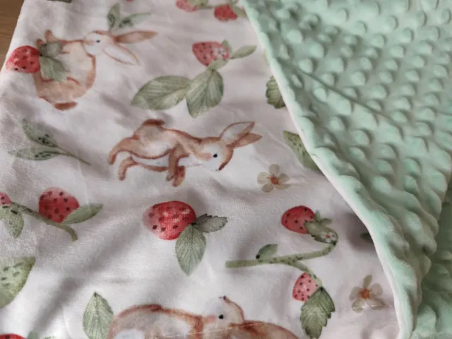 Manta bebé conejos y fresas