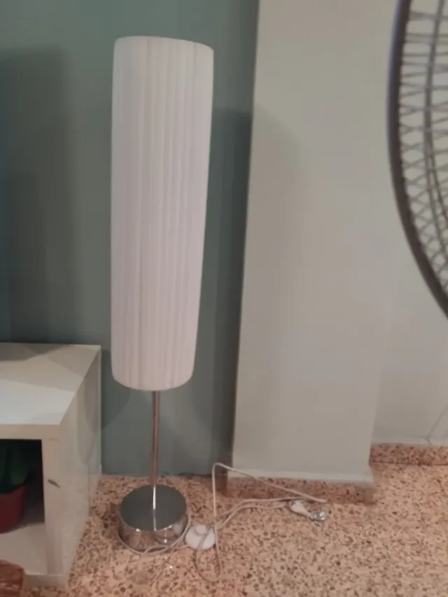 Lámpara de pie moderna plateada y blanca