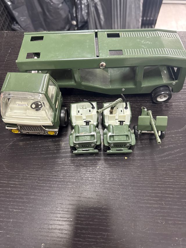 Coche militar antiguo de juguete