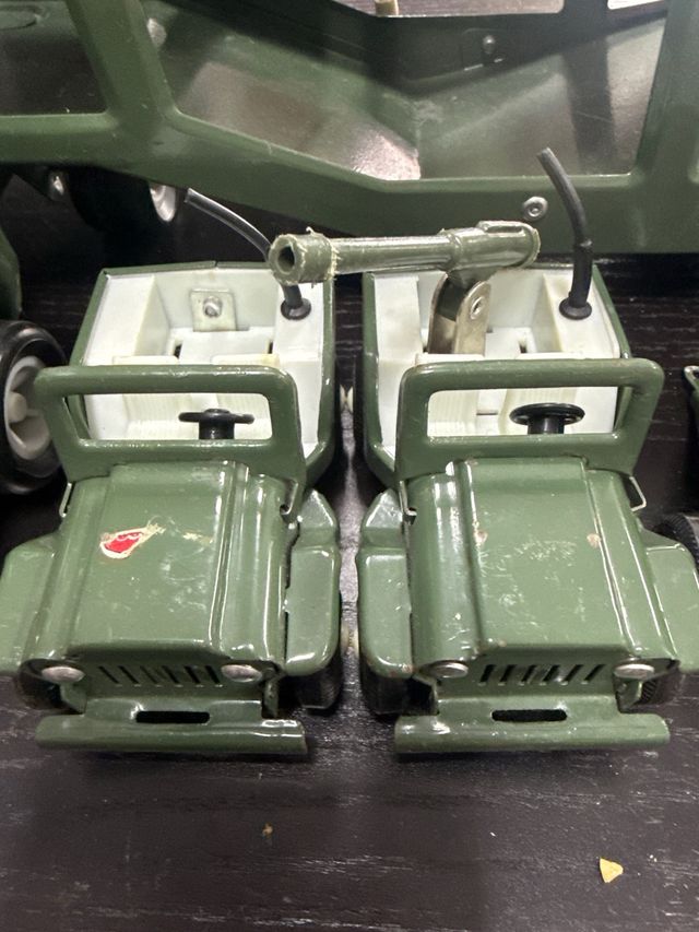 Coche militar antiguo de juguete