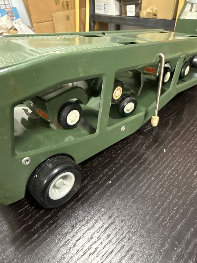 Coche militar antiguo de juguete