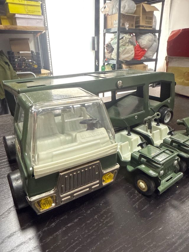 Coche militar antiguo de juguete