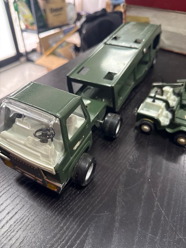 Coche militar antiguo de juguete