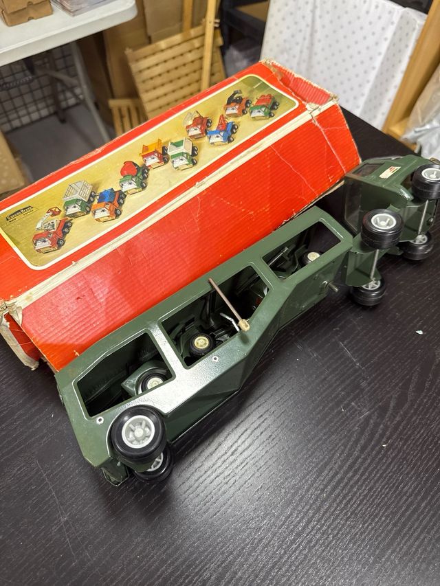 Coche militar antiguo de juguete