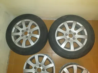 2 Neumáticos con llantas 195/65 R15 y2 llantas sin