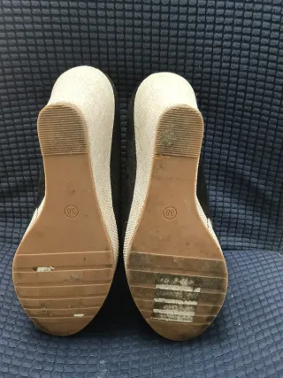 Zapatos de cuña negros y beige