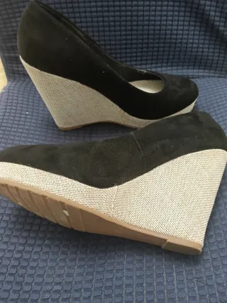 Zapatos de cuña negros y beige