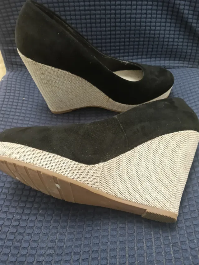 Zapatos de cuña negros y beige