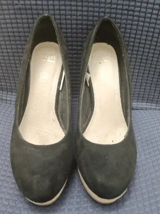 Zapatos de cuña negros y beige