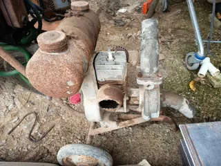 Bomba de agua antigua motor campeón