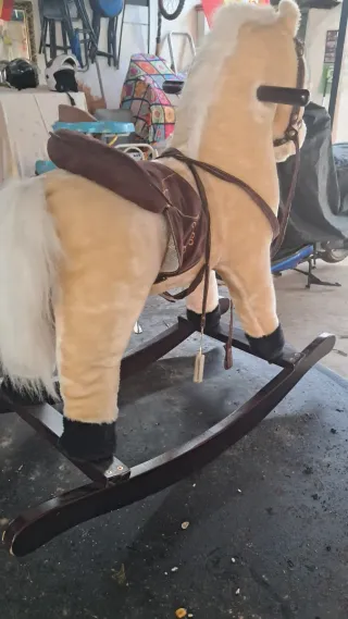 Caballito balancín de peluche