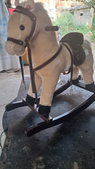Caballito balancín de peluche